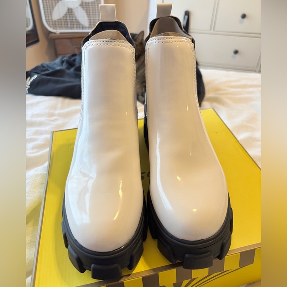 Circus by Sam Edelman Darielle White and Black Chelsea Boots - Picture 5 of 8